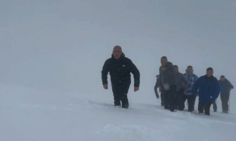 Haradinaj sfidon borën e të ftohtin me dy orë ecje bjeshkës