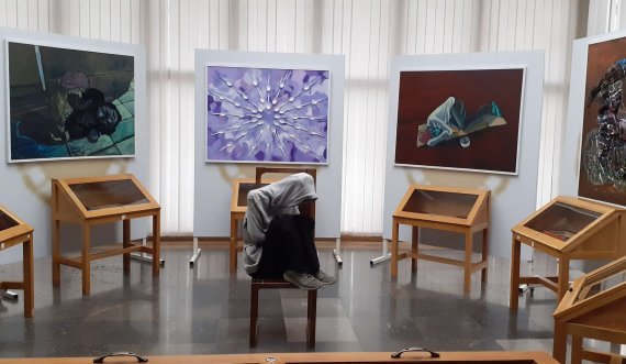 Vështrim për ekspozitën personale të artistit Milot Gusia që u hap të shtunën në Bibliotekën Kombëtare të Kosovës “Pjeter Bogadani” në Prishtinë