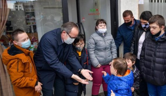 Hoti: Qeveria zotohet për shkollimin dhe zhvillimin e fëmijëve të prekur me Sindromën Down