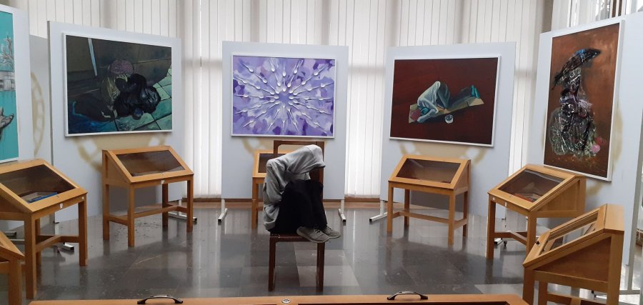 Vështrim për ekspozitën personale të artistit Milot Gusia që u hap të shtunën në Bibliotekën Kombëtare të Kosovës “Pjeter Bogadani” në Prishtinë