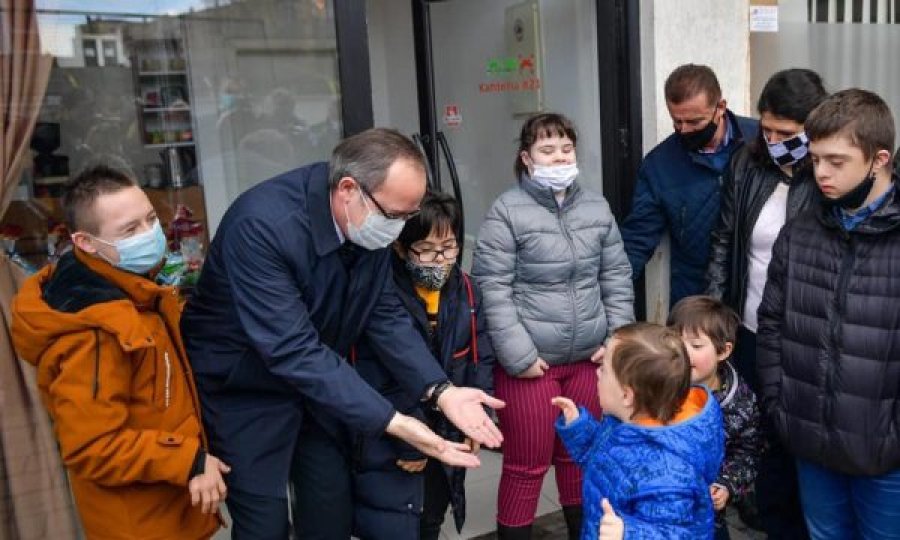 Hoti: Qeveria zotohet për shkollimin dhe zhvillimin e fëmijëve të prekur me Sindromën Down