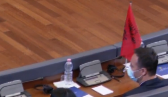  Glauk Konjufces ia vendosin flamurin Kuq e Zi 