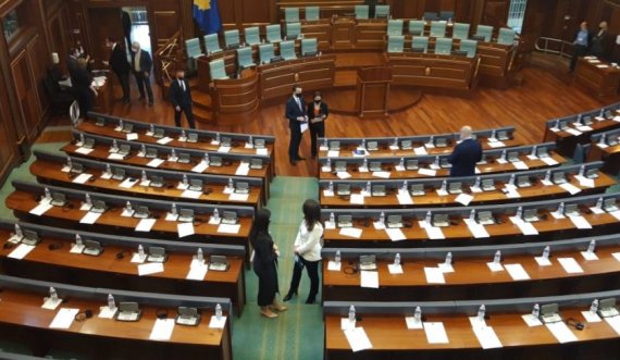  Mbushet salla e Kuvendit, deputetët e Vetëvendosjes ulen përballë foltores 