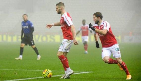 Valon Berisha e Arbër Zeneli arrijnë në Kosovë, të gatshëm për ndeshjet e marsit