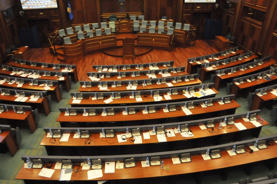  Deputetët nuk respektojnë masat Anti-COVID në seancën konstituive të Kuvendit të Kosovës 
