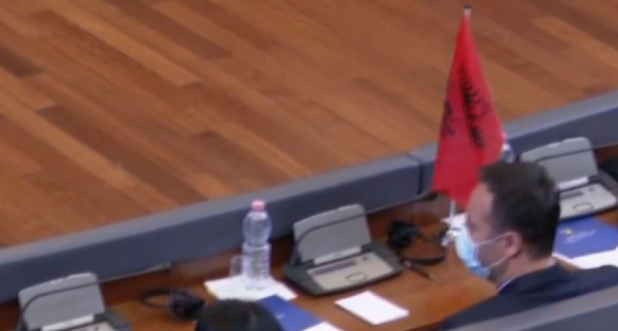  Glauk Konjufces ia vendosin flamurin Kuq e Zi 