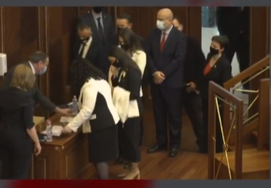 Vjosa Osmani bashkë me deputetët e LVV-së e Listës “GUXO” futet në sallë të Kuvendit
