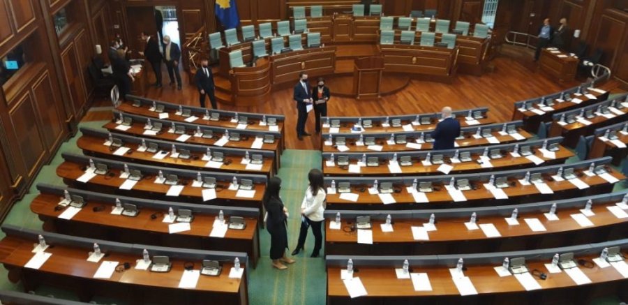  Mbushet salla e Kuvendit, deputetët e Vetëvendosjes ulen përballë foltores 