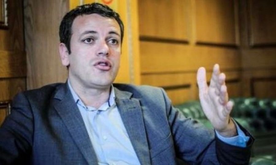  Arben Gashi publikon foto duke i përshëndetur deputetët e LVV-së dhe shkruan disa fjalë 