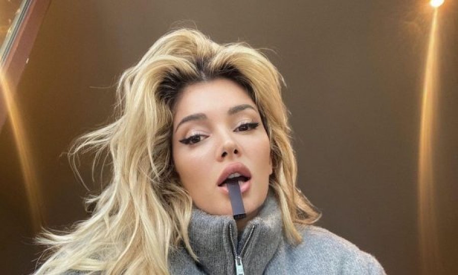 Era Istrefi shfaqet nga studio, paralajmëron diçka