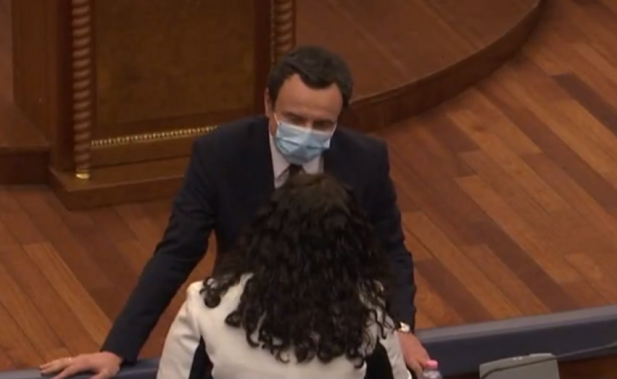 Albin Kurti mbërrin në Kuvend, diskuton me Vjosa Osmanin