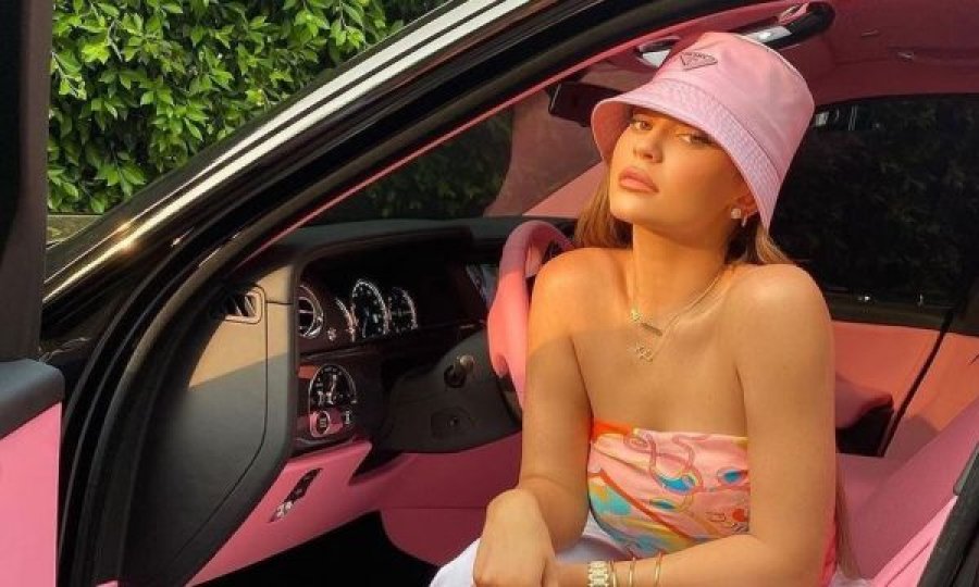 Jenner tregon Rolls Royce’in e saj, pozon me Prada