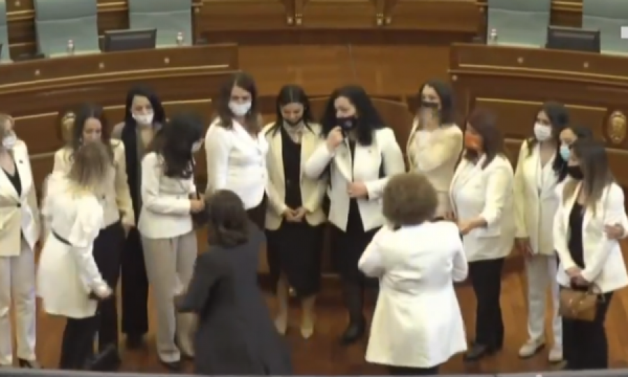  Deputetet e Vetëvendosjes dalin në Kuvend me rroba të bardha 
