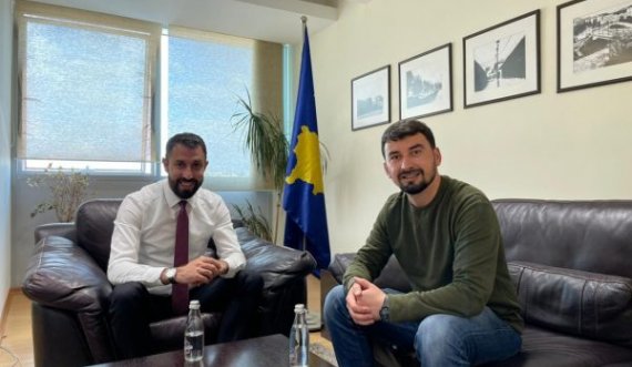 Ministri Elbert Krasniqi kthen në zyre flamurin e Kosovës, të cilin e kishte hequr Goran Rakiç