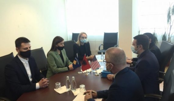 Albulena Haxhiu pranon detyrën nga Selimi: Do t’i vazhdojmë punët e mira që janë nisur në Ministrinë e Drejtësisë 