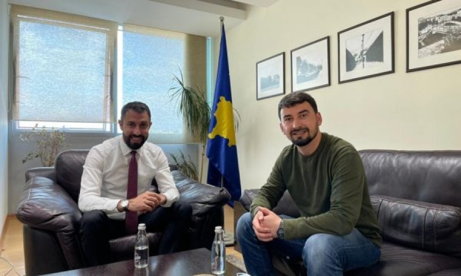 Ministri Elbert Krasniqi kthen në zyre flamurin e Kosovës, të cilin e kishte hequr Goran Rakiç