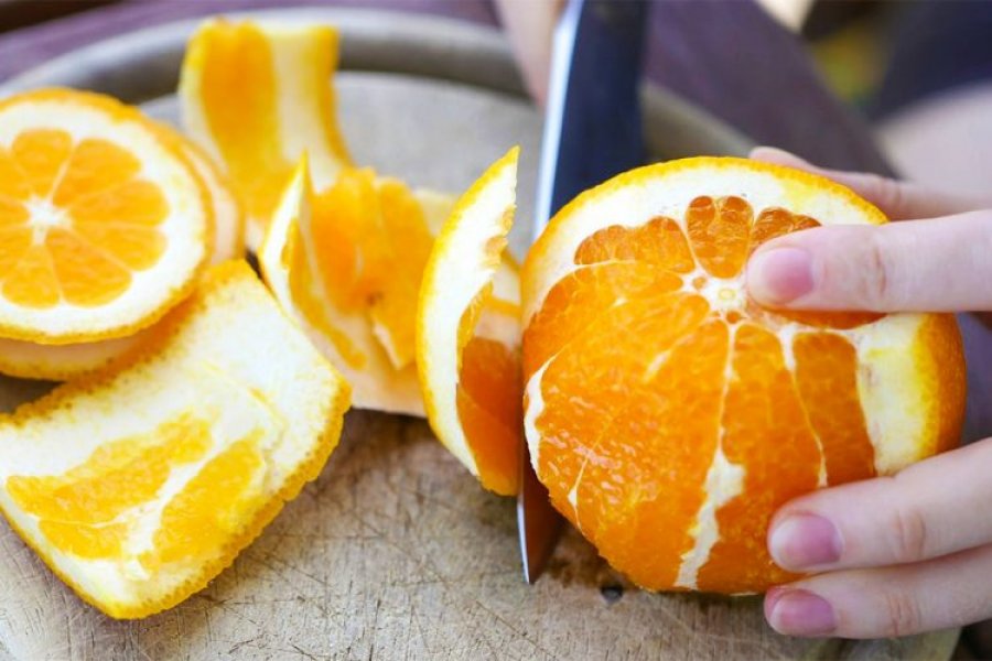 Mos e hidhni asnjëherë lëkurën e portokallit, mësoni si ta përdorni dhe përfitimet shëndetësore që ka