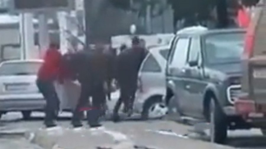 Dalin pamjet nga përleshja në Deçan, ku shtatë persona u rrahën e u therën me thika