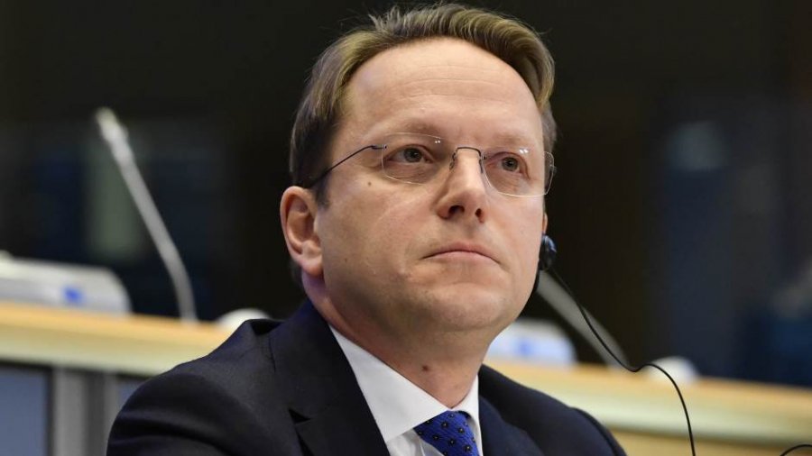 Oliver Varhelyi uron Albin Kurtin: Dialogu me Beogradin mbetet çështje kyçe për Kosovën 