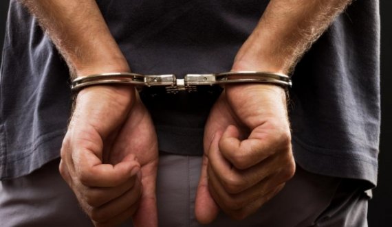 Policia arreston një person, u paraqit rrejshëm si polic dhe kërkoi 30 mijë euro