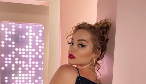 Rita Ora shfaqet sensuale, komenti tipik shqiptar i nënës së saj i bën të gjithë për të qeshur