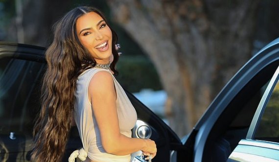E dëshpëruar pas divorcit?! Kim Kardashian nuk ndal së buzëqeshuri para kamerave, tërheq vëmendje me veshjen s*ksi