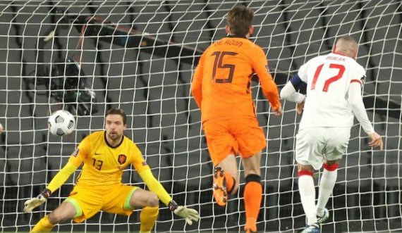 Burak Yilmaz me het-trik, Turqia mposhti Holandën dhe nis mbarë eliminatoret