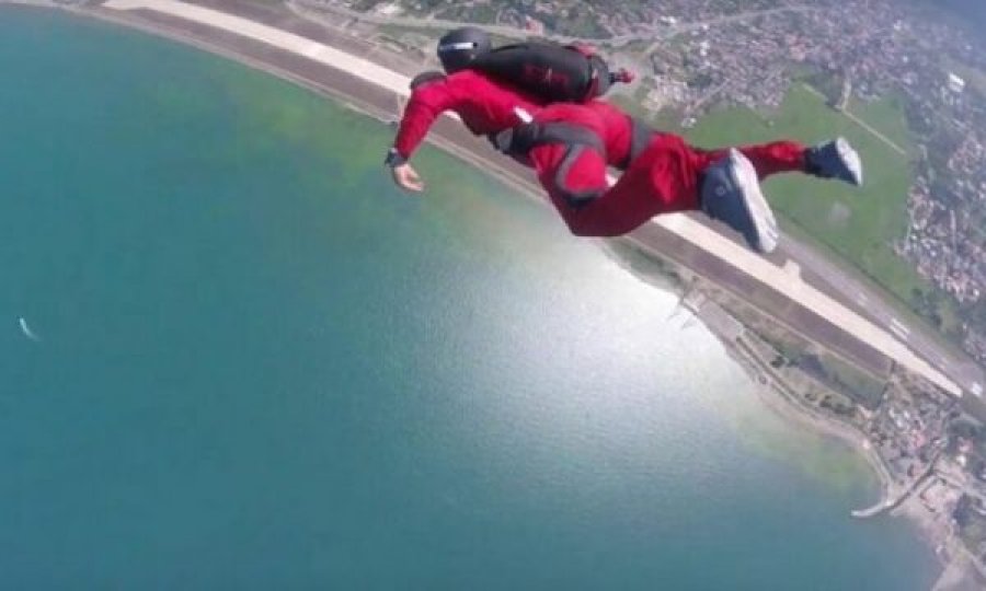 Hidhet nga aeroplani por nuk i hapet parashuta, shpëton në mënyrë të pabesueshme 