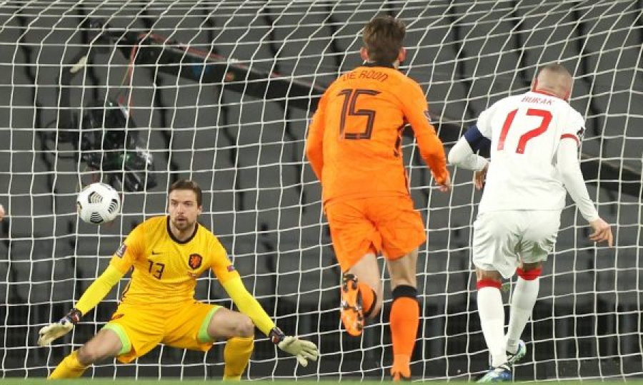Burak Yilmaz me het-trik, Turqia mposhti Holandën dhe nis mbarë eliminatoret