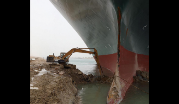  Përmasat e frikshme të anijes së ngecur në Suez, po bllokon 9.5 miliardë mallra në ditë 