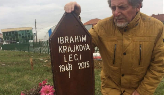 Haradinaj publikon fotografinë e Cimës te varri i Lecit: U bëtë bashkë si ikona të përjetshme