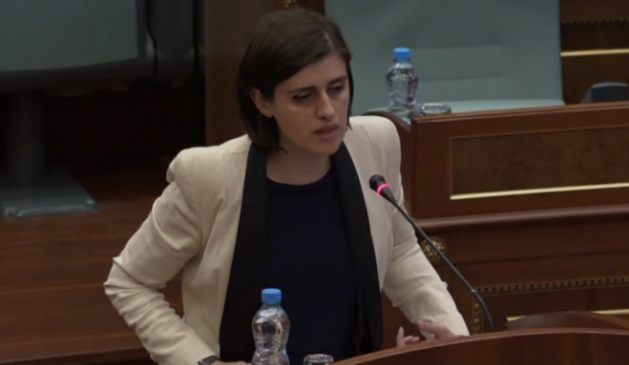 Hudhet poshtë aktakuza ndaj Saranda Bogujevcit, ngarkohej se pengoi punën e një polici më 2015