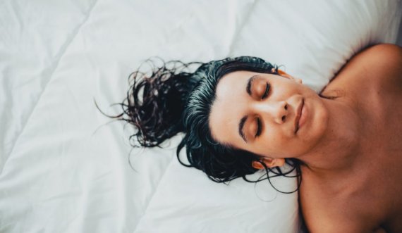 5 arsye pse nuk duhet të flini kurrë me flokë të lagur