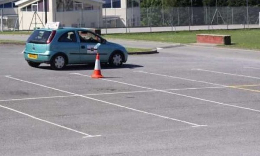  Personi që dështoi 192 herë në provim të auto-shkollës 