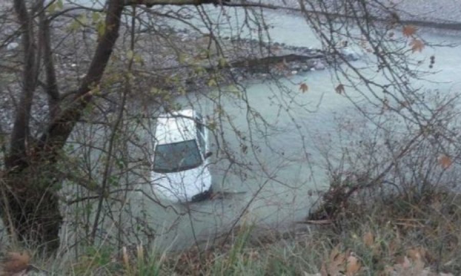  Aksident i rëndë në Komoran, vetura bie në lumë, vdes pasagjeri 