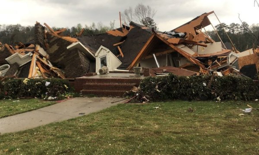 26 persona të vdekur nga tornadot në SHBA