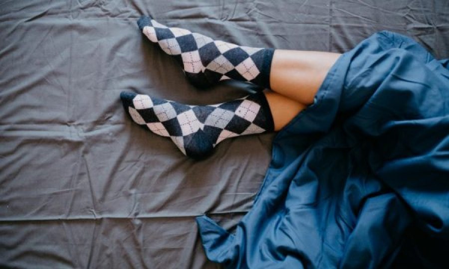 Pse duhet të vishni çorape të ngrohta natën