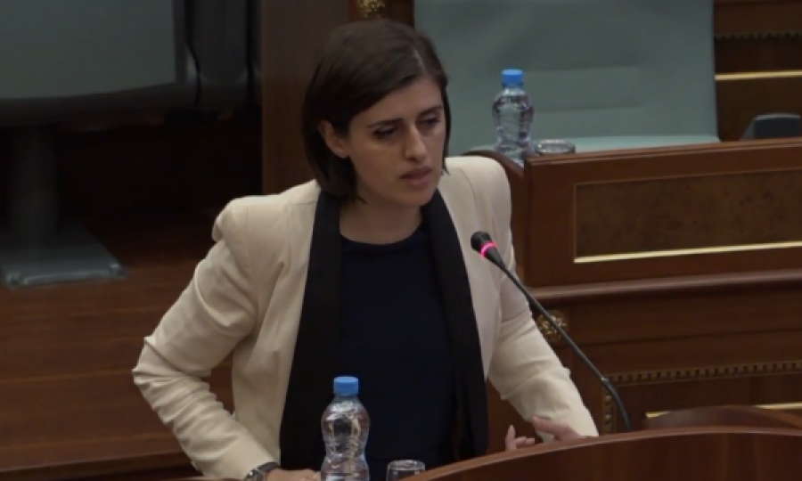 Hudhet poshtë aktakuza ndaj Saranda Bogujevcit, ngarkohej se pengoi punën e një polici më 2015