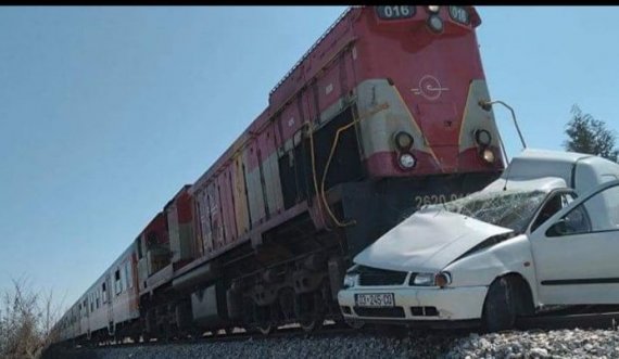 Aksident mes trenit dhe veturës në Pejë, lëndohet një person