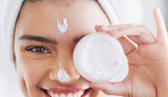 4 gjërat që bëjnë ndryshe vajzat me lëkurë të pastër, sipas dermatologëve