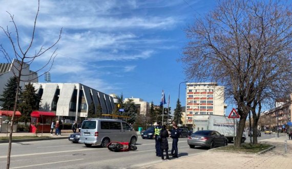 Aksident në qendër të Prishtinë, të përfshira një veturë dhe një motoçikletë