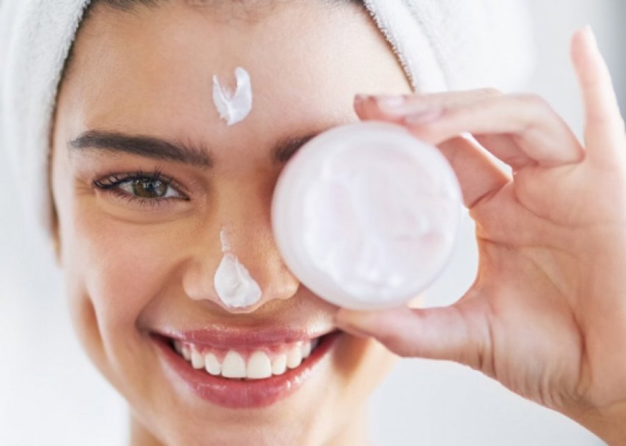 4 gjërat që bëjnë ndryshe vajzat me lëkurë të pastër, sipas dermatologëve