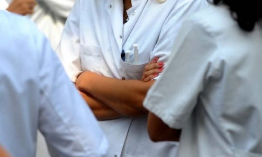 Edhe 200 mjekë të tjerë nga Kosova do të vaksinohen sot në Kukës