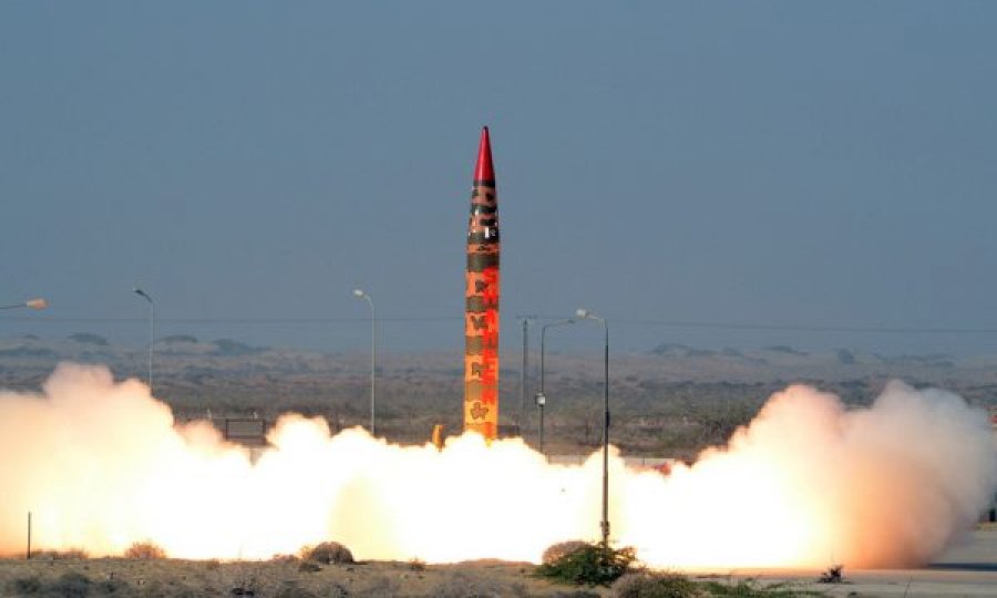  Pamje: Pakistani teston me sukses raketën balistike me kapacitete bërthamore 
