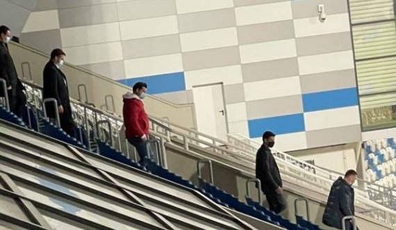 Kryeministri Kurti dhe djali i Hashim Thaçit në stadium për ndeshjen Kosovë – Suedi