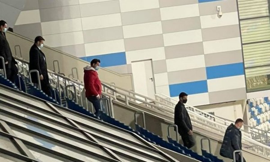 Kryeministri Kurti dhe djali i Hashim Thaçit në stadium për ndeshjen Kosovë – Suedi