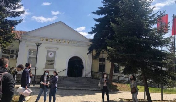 Studentët e pranuar në studimet e doktoratës protestojnë para rektoratit, kërkojnë të mos përsëritet provimi pranues