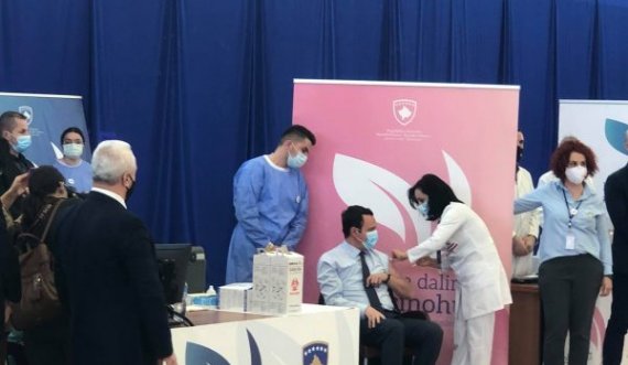 Momenti kur vaksinohet Albin Kurti