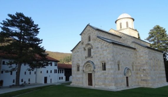 Historianët e Deçanit: Të mos zbatohet vendimi i Kushtetueses për Manastirin e Deçanit
