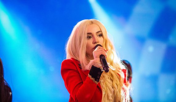 Ava Max ju lë pa tekst me paraqitjen 